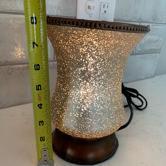 SCENTSY Cream Tulip Lamp Shade Warmer EUC - Picture 8 of 8